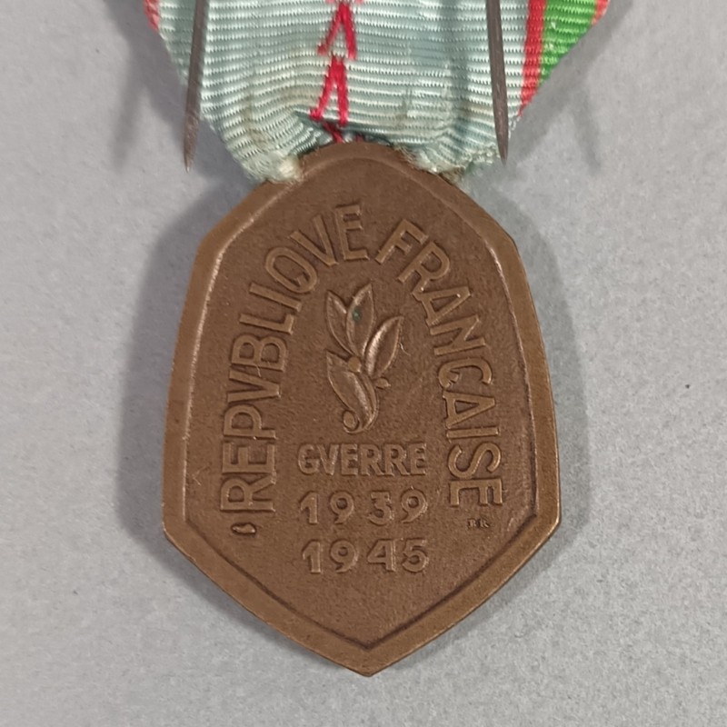 MEDAILLE COMMEMORATIVE GUERRE 1939-1945 ARMEE DE LIBERATION AVEC BARRETTE LIBERATION